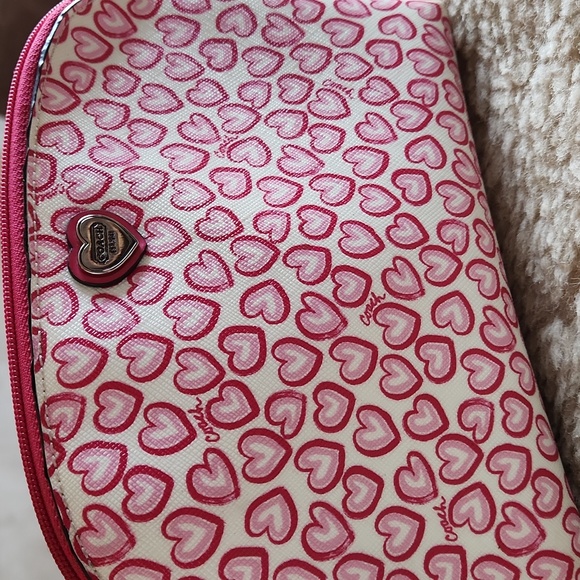 Adorable Coach Heart Leather Cosmetics Bag ❤️💄🩷 - Picture 15 of 15